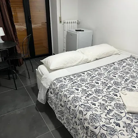 Capruzzi 240 בית הארחה